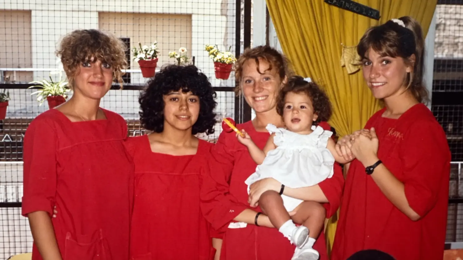 Maestras del jardín con una alumna